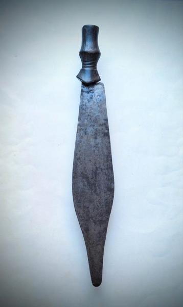 Mbuun, Dzing assymetrisch Congo mes beschikbaar voor biedingen