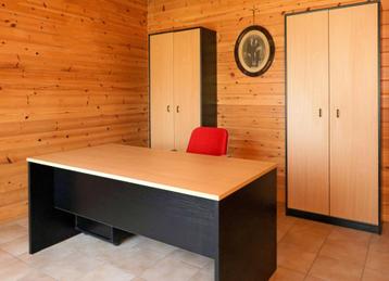 Mooie bureau met bureaukasten en bureaustoel beschikbaar voor biedingen