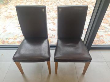 Set van 2 stoelen Houten poten met kunstleren zitting. beschikbaar voor biedingen