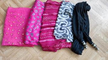 Pakketje van 5 sjaals , diverse prints en effen. beschikbaar voor biedingen