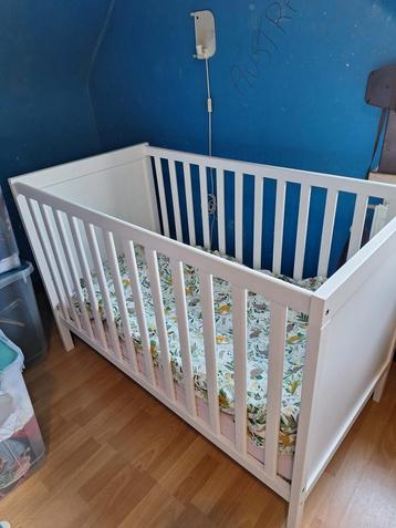 Wit kinderbedje / babybed beschikbaar voor biedingen