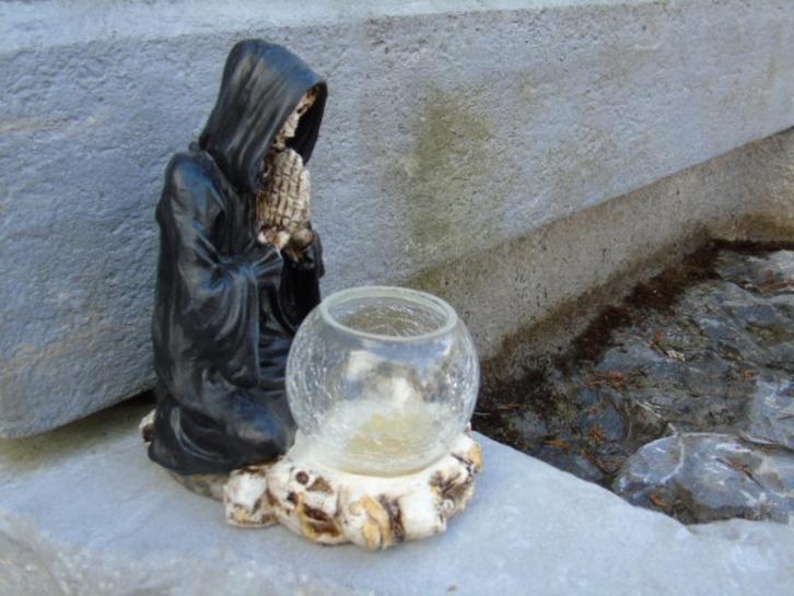 Een kaarshouder met biddend skelet, Halloween-decor, Hobby en Vrije tijd, Feestartikelen, Nieuw, Versiering, Ophalen