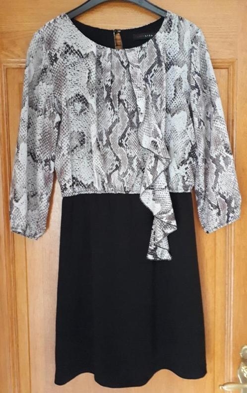 LolaLiza - Jurk - zwart met slangenmotief - maat 38, Kleding | Dames, Jurken, Zo goed als nieuw, Maat 38/40 (M), Zwart, Boven de knie