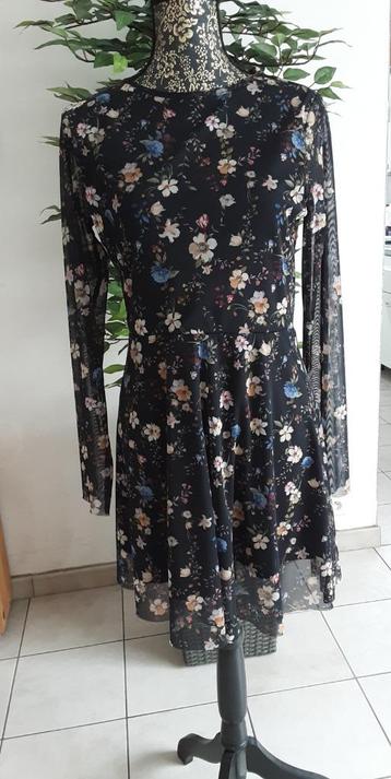 Robe neuve courte fleurie manches longues 40/42 beschikbaar voor biedingen
