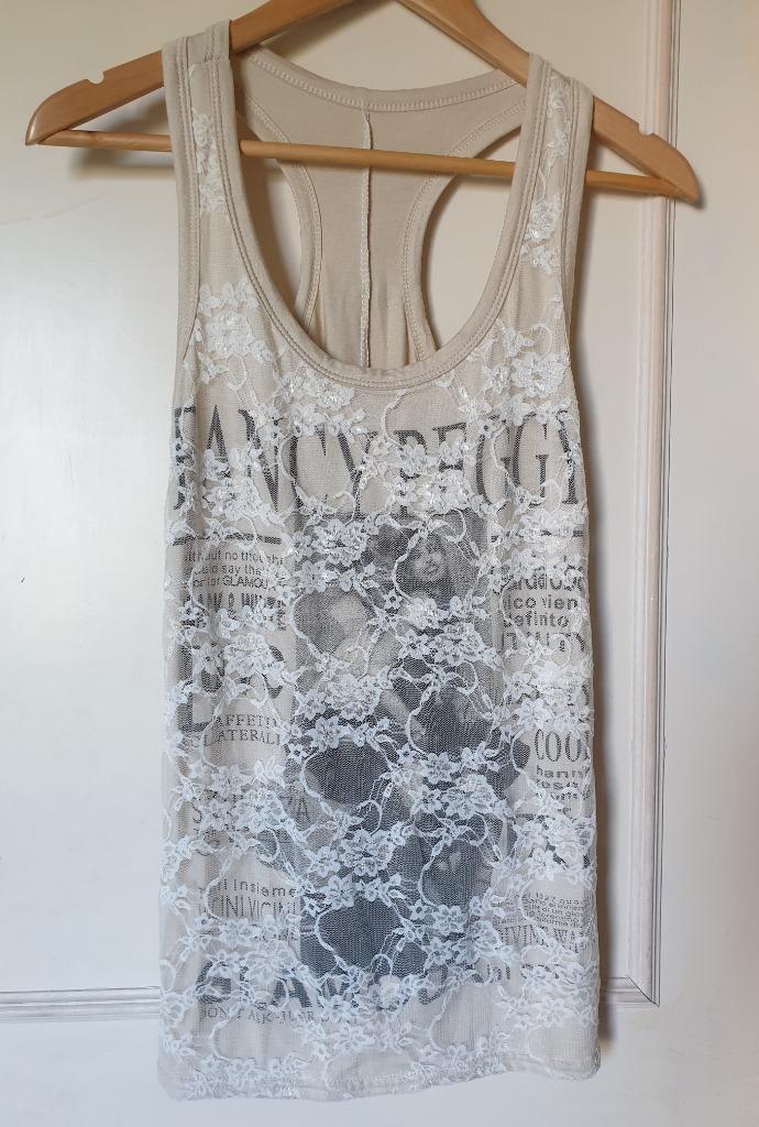 GRATIS topje beige 2 lagen kant print TU - Rug beschadigd, Kleding | Dames, Topjes, Gedragen, Maat 36 (S), Beige, Zonder mouw