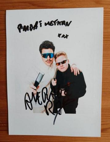 Gesigneerde foto van Average Rob en Omdat het Kan. beschikbaar voor biedingen