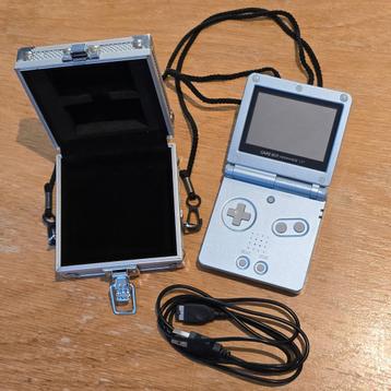 Pearl Blue Gameboy Advance SP met metaal draaghoes beschikbaar voor biedingen