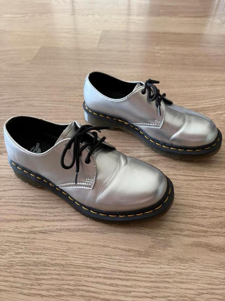 Dr. Martens lage schoen - NIEUW - maat 41 dames, Kleding | Dames, Schoenen, Nieuw, Overige typen, Grijs, Ophalen of Verzenden