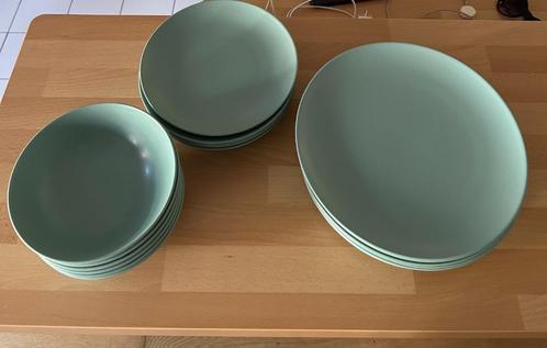 Dinner set And Glasses, Huis en Inrichting, Keuken | Servies, Zo goed als nieuw, Compleet servies, Keramiek, Ophalen