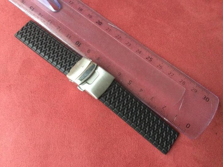 Bracelet montre caoutchouc 18 mm, Handtassen en Accessoires, Horloges | Heren, Zo goed als nieuw, Polshorloge, Overige merken