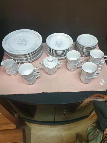 10 delig servies met stempel beschikbaar voor biedingen