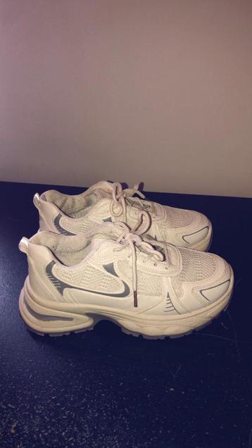 Witte schoenen beschikbaar voor biedingen