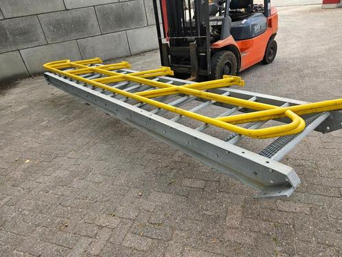 2 x gegalvaniseerde trap met leuning, Doe-het-zelf en Bouw, Metalen, Zo goed als nieuw, IJzer, Ophalen