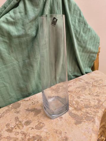 Smal glazen vaasje (38cm hoog) beschikbaar voor biedingen