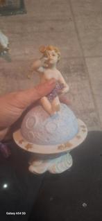 Ange assis sur la lune porcelaine capodimonte, Antiquités & Art, Enlèvement ou Envoi