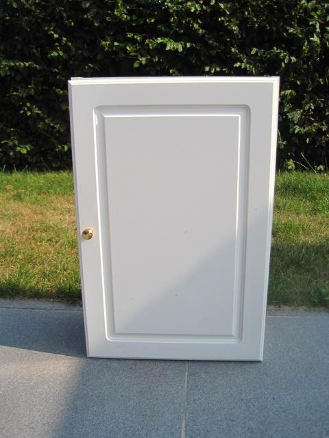 Klein wit kastje met glazen boorden - ophangkastje, Huis en Inrichting, Woonaccessoires | Wandplanken en Boekenplanken, Gebruikt