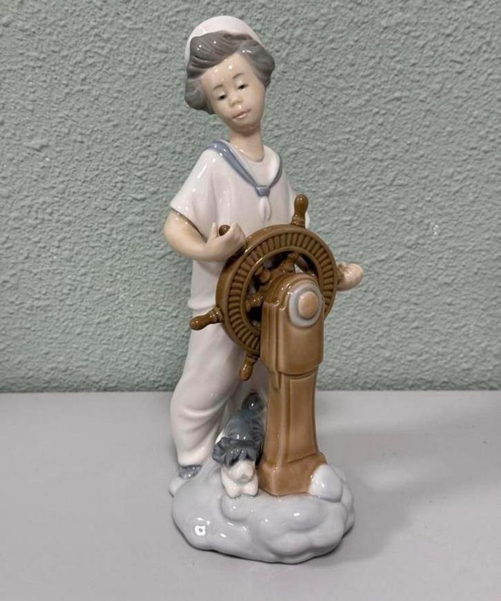 Prachtig porseleinen beeld Vintage 1985 NAO Lladro zeil boy, Verzamelen, Beelden en Beeldjes, Zo goed als nieuw, Mens, Ophalen of Verzenden