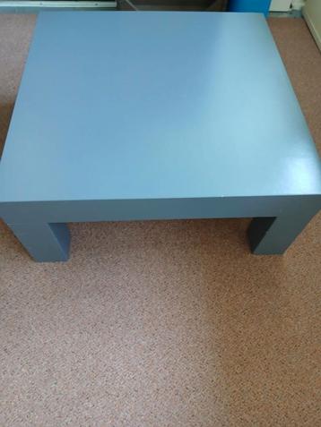 Vierkante grijze houten salontafel  beschikbaar voor biedingen