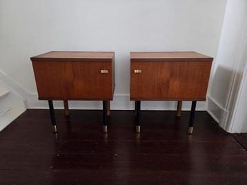 Set van vintage modernistische nachtkastjes beschikbaar voor biedingen