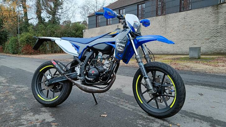 Sherco SM 50 (2024), Fietsen en Brommers, Brommers | Overige merken, Zo goed als nieuw, Klasse B (45 km/u), Ophalen