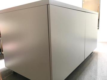 kast op wielen - winkelinrichting beschikbaar voor biedingen