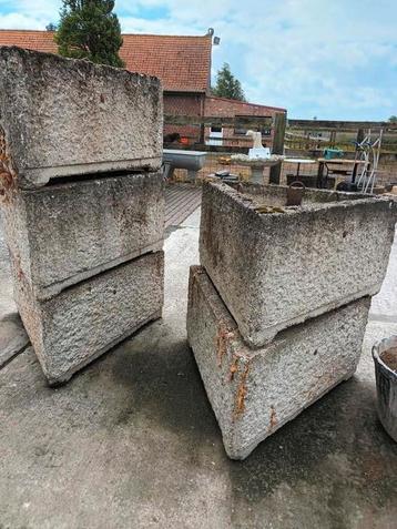 6 zware betonnen bloembakken  beschikbaar voor biedingen