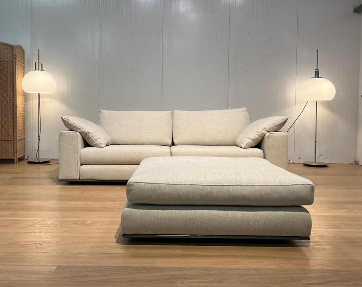 Minotti Hamilton 3-Zits + Hocker – NP: €18.000, Huis en Inrichting, Zetels | Zetels, Nieuw, Rechte bank, Driepersoons, 200 tot 250 cm