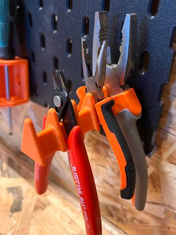 Various tool holders for pegboard/screw wall mount beschikbaar voor biedingen