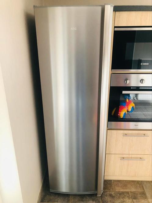 Frigo AEG sous garantie comme neuf 60x60x190, Elektronische apparatuur, Koelkasten en IJskasten, Zo goed als nieuw, Ophalen
