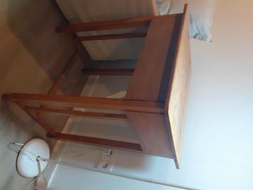 bijzettafel beschikbaar voor biedingen