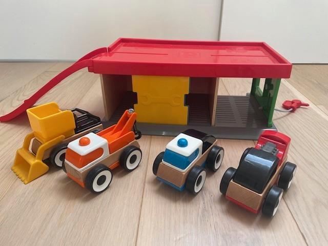 Houten speelgoedgarage incl. 4 auto's, Kinderen en Baby's, Speelgoed | Houten speelgoed, Zo goed als nieuw, Overige typen, Ophalen