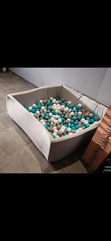 Ballenbad 120 x 120 met veel ballen (blauw, grijs en wit) beschikbaar voor biedingen