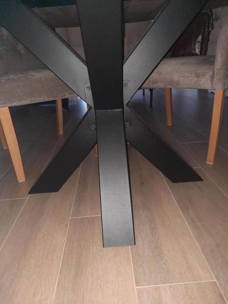 RONDE EETTAFEL EN 4 LANDELIJKE STOELEN, Huis en Inrichting, Complete eetkamers, Zo goed als nieuw, Ophalen