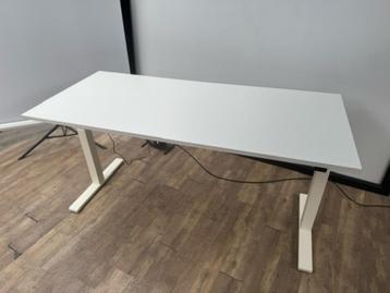 Matrix click zit-sta bureau markant wit beschikbaar voor biedingen