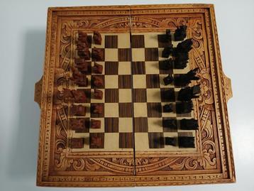 Uniek handgesneden houten schaakbord. beschikbaar voor biedingen