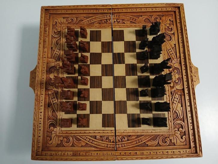 Uniek handgesneden houten schaakbord., Antiek en Kunst, Curiosa en Brocante, Ophalen