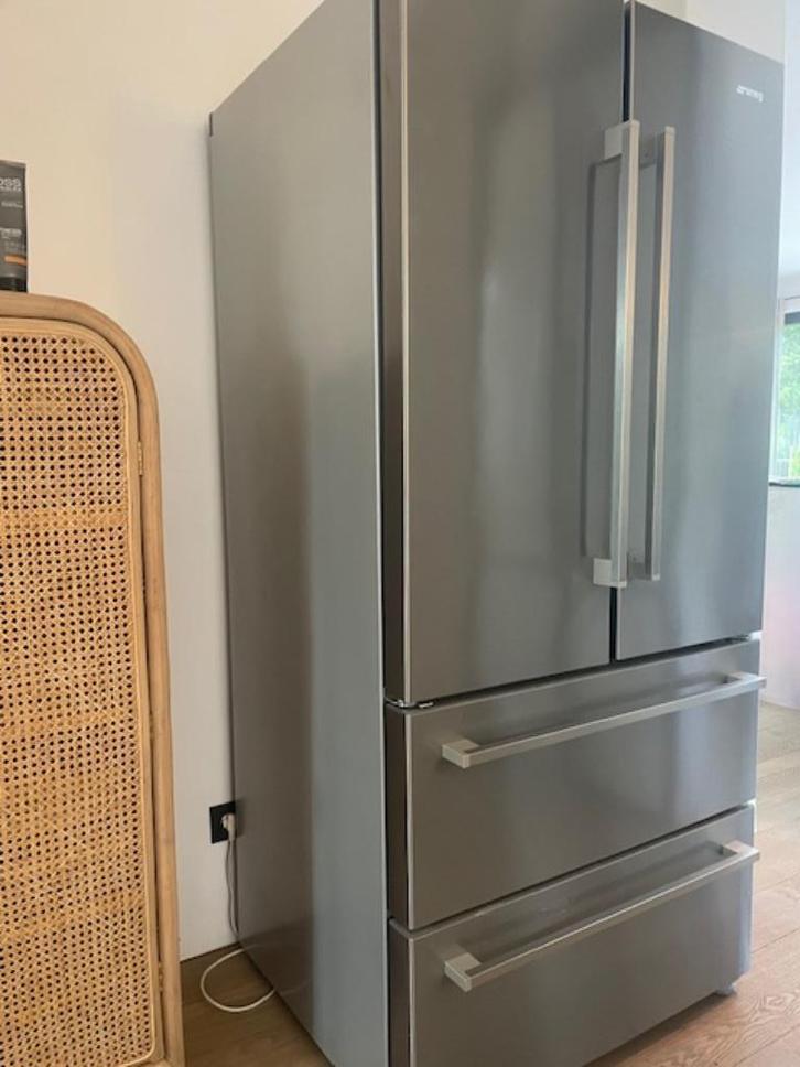 Ben je op zoek naar een stijlvolle en ruime koelkast SMEG?, Elektronische apparatuur, Koelkasten en IJskasten, Gebruikt, 100 tot 150 liter