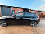 BMW 1 SERIE ✅116iA AUTOMAAT AIRCO CARPLAY SPORTLINE BENZINE, Auto's, Euro 5, Zwart, 4 cilinders, Zwart