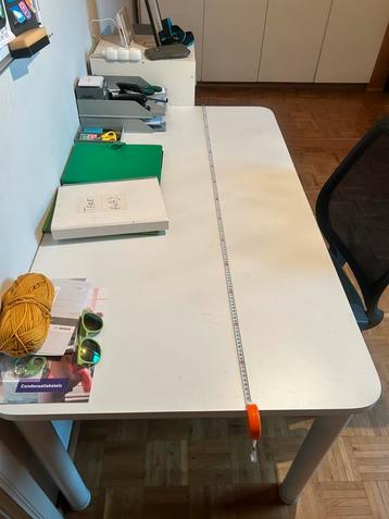 Witte houten tafel beschikbaar voor biedingen