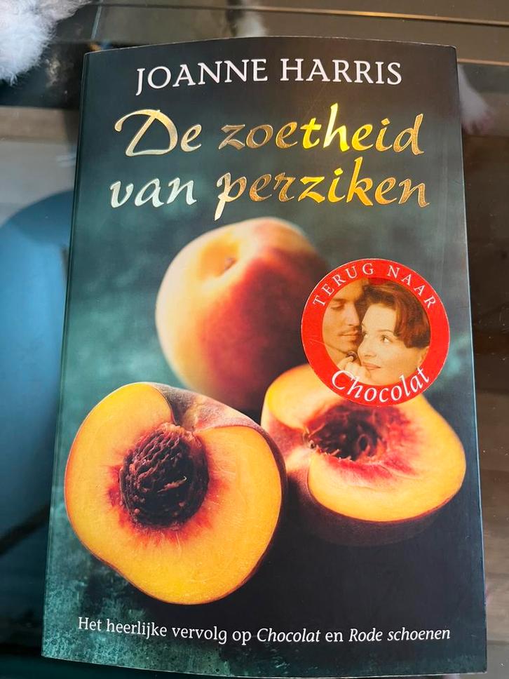Joanne Harris - De zoetheid van perziken, Boeken, Literatuur, Zo goed als nieuw, Ophalen of Verzenden