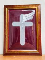 Kruisbeeld in Brugse kloskant in kader, Overige typen, Ophalen of Verzenden, Christendom | Katholiek, Zo goed als nieuw