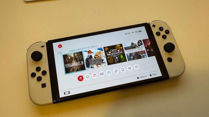 Nintendo Switch OLED + doos + docking + hoes + games, Games en Spelcomputers, Spelcomputers | Nintendo Switch, Zo goed als nieuw