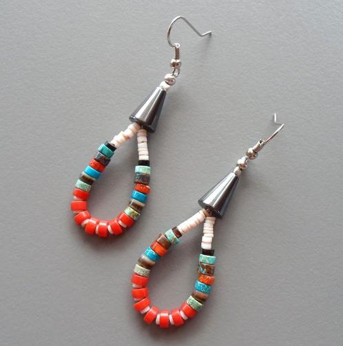 Heishi kralen oorbellen met ringen van koraal en parelmoer, Handtassen en Accessoires, Oorbellen, Nieuw, Hangers, Overige materialen