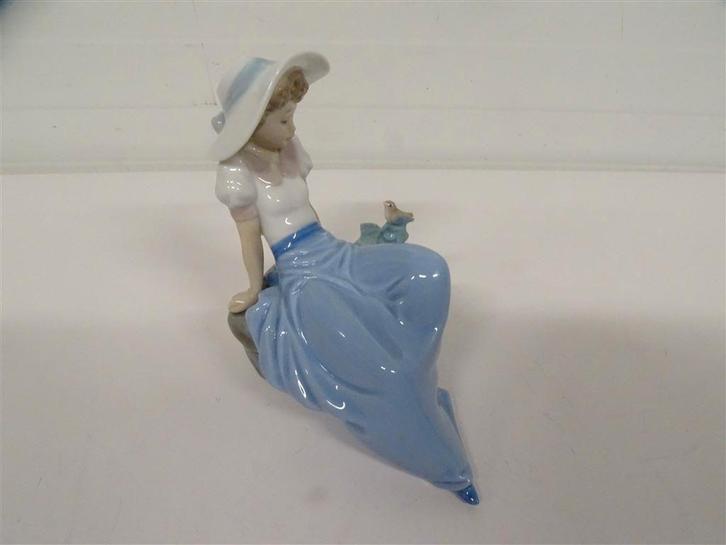 A6716. Nao Lladro Beeldje "Girl with Bird", Verzamelen, Beelden en Beeldjes, Gebruikt, Ophalen of Verzenden