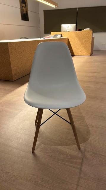 Witte stoel beschikbaar voor biedingen