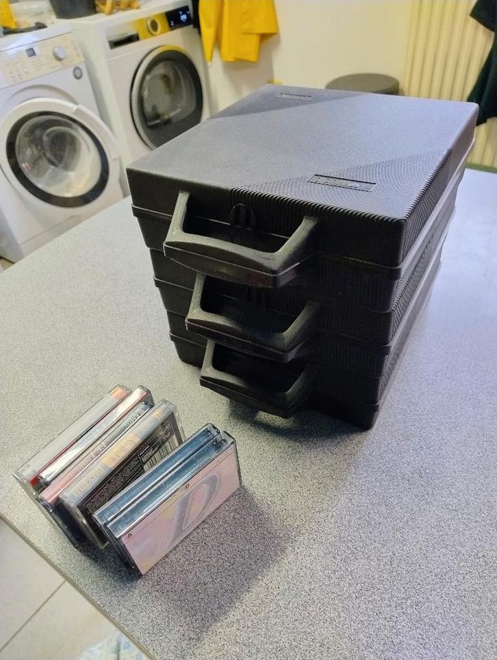 Muziekcassettes cassettebandjes, Cd's en Dvd's, Cassettebandjes, Gebruikt, Voorbespeeld, 26 bandjes of meer, Met bewaardoos, rek of koffer