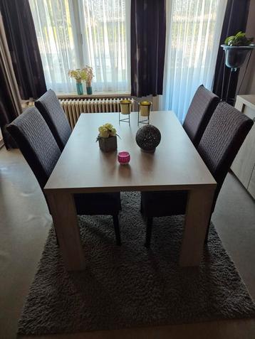 Eettafel met stoelen  beschikbaar voor biedingen