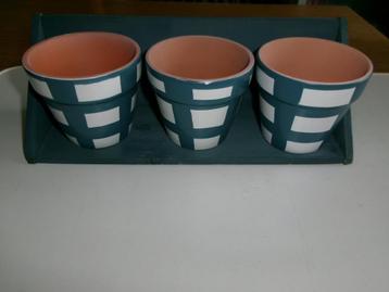 3 kleine bloempotjes beschikbaar voor biedingen