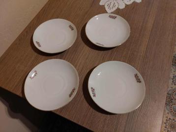 4 ondertassen / bloemenmotief met goudkleurige rand beschikbaar voor biedingen