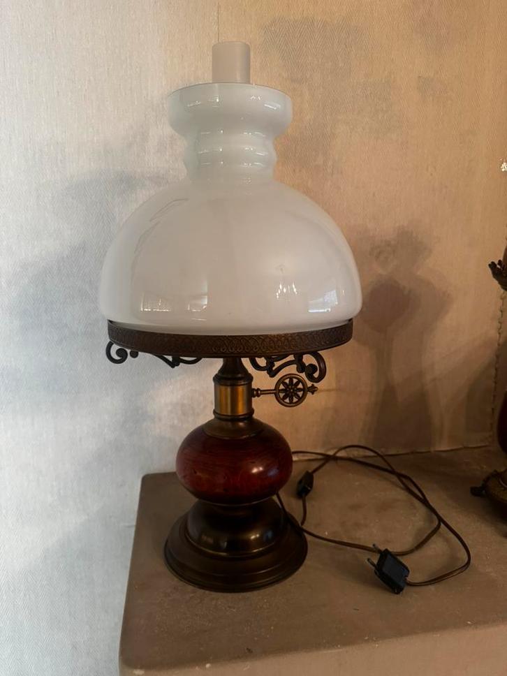 GRATUIT ancienne lampe de table avec globe en verre, Antiquités & Art, Antiquités | Éclairage, Enlèvement